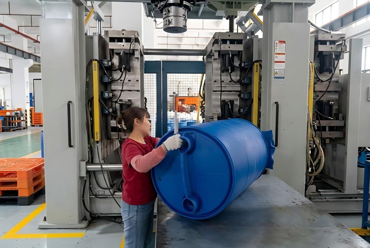 200L double-ring HDPE chemical drum produced by SW-S120L accumulator blow molding machine — 55 gallon drum