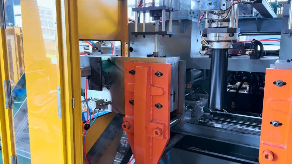 Accumulator die head with spiral flow channel — 38CrMoAlA precision machining for HDPE drum blow molding machine