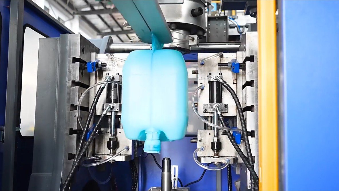 Accumulator Head Blow Molding Machine — Large Drum Production Accumulator head blow molding machine producing large HDPE drums — Sailwin EBM large container production