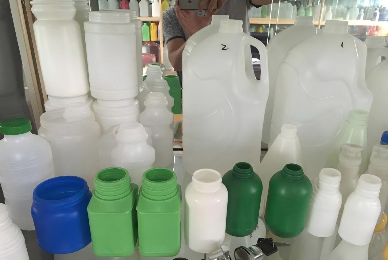 Agricultural pesticide bottle produced by HDPE extrusion blow molding machine