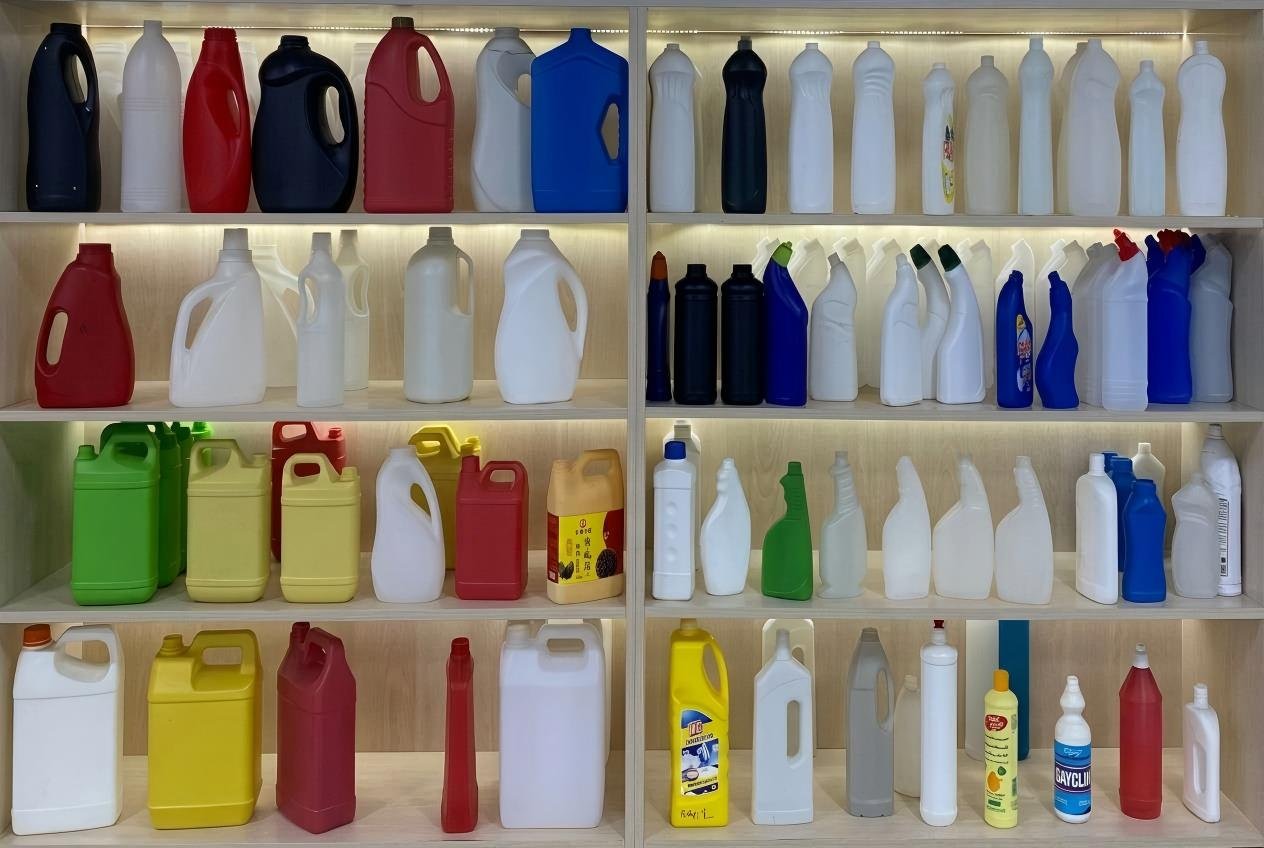 HDPE detergent bottle manufactured by small extrusion blow molding machine