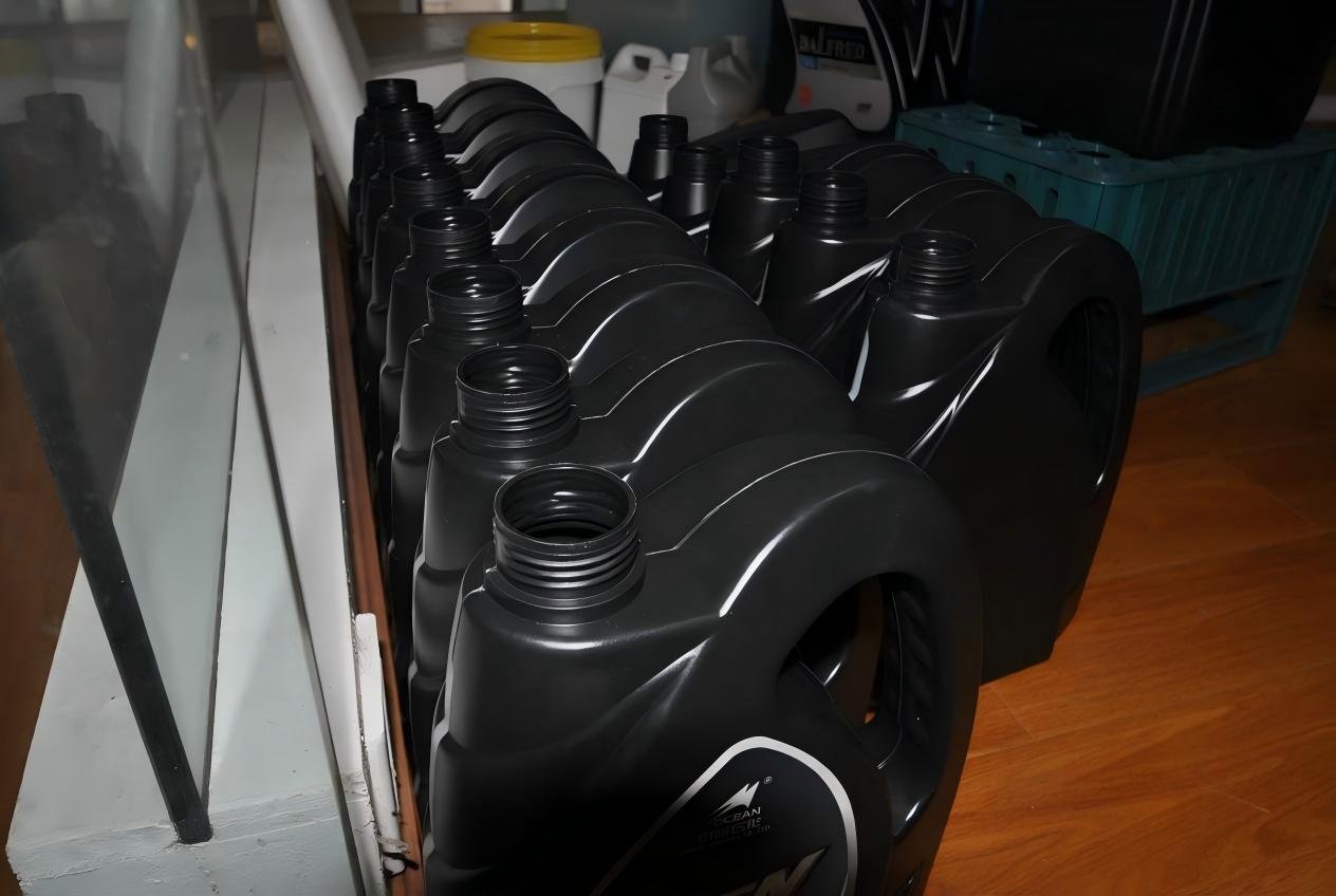 HDPE motor oil container produced by SW small extrusion blow molding machine