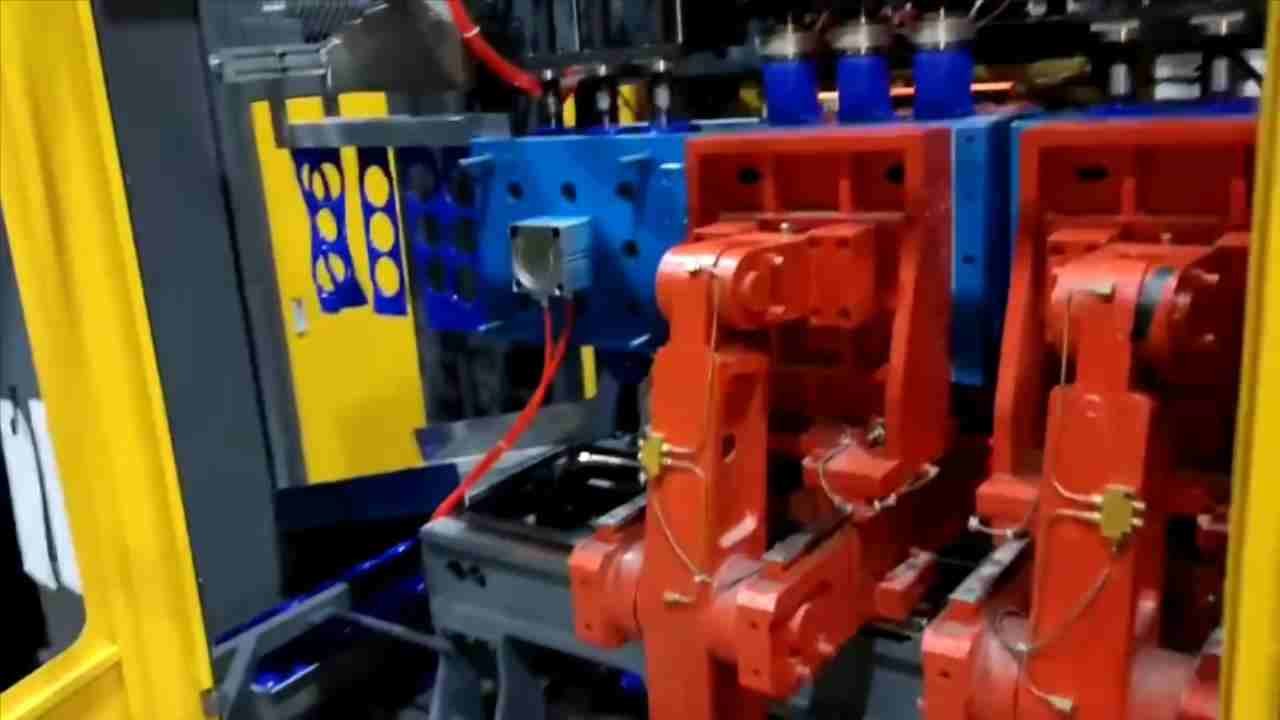 Horizontal linear slide rail mold traverse system on SW small extrusion blow molding machine
