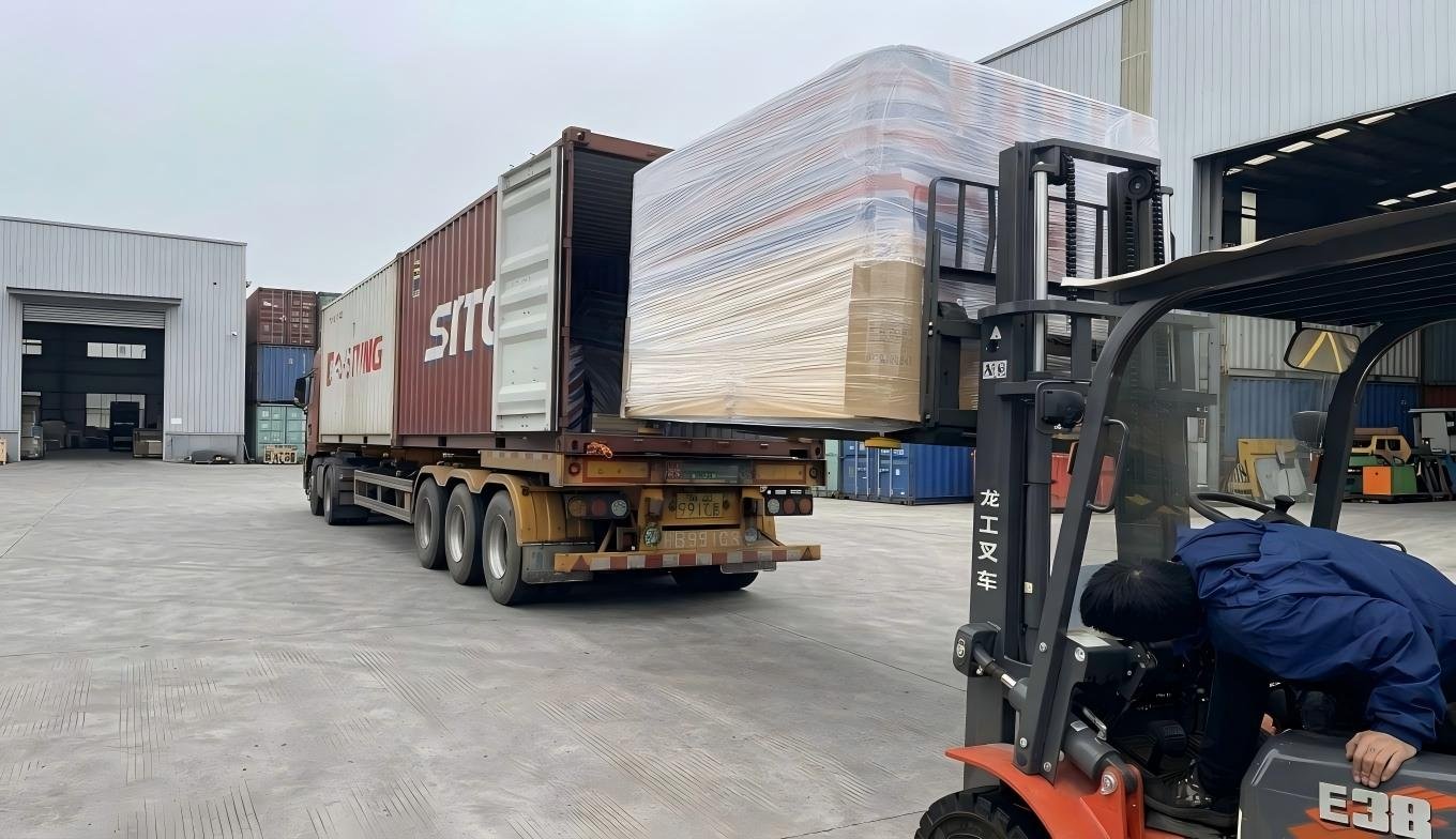 Large accumulator blow molding machine disassembled for container shipping — 40HQ flat-rack container loading