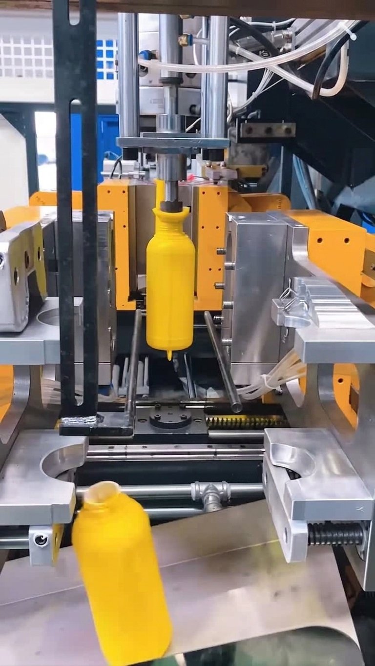 multilayer coextrusion blow molding machine robotic gripper takeout yellow barrier bottle
