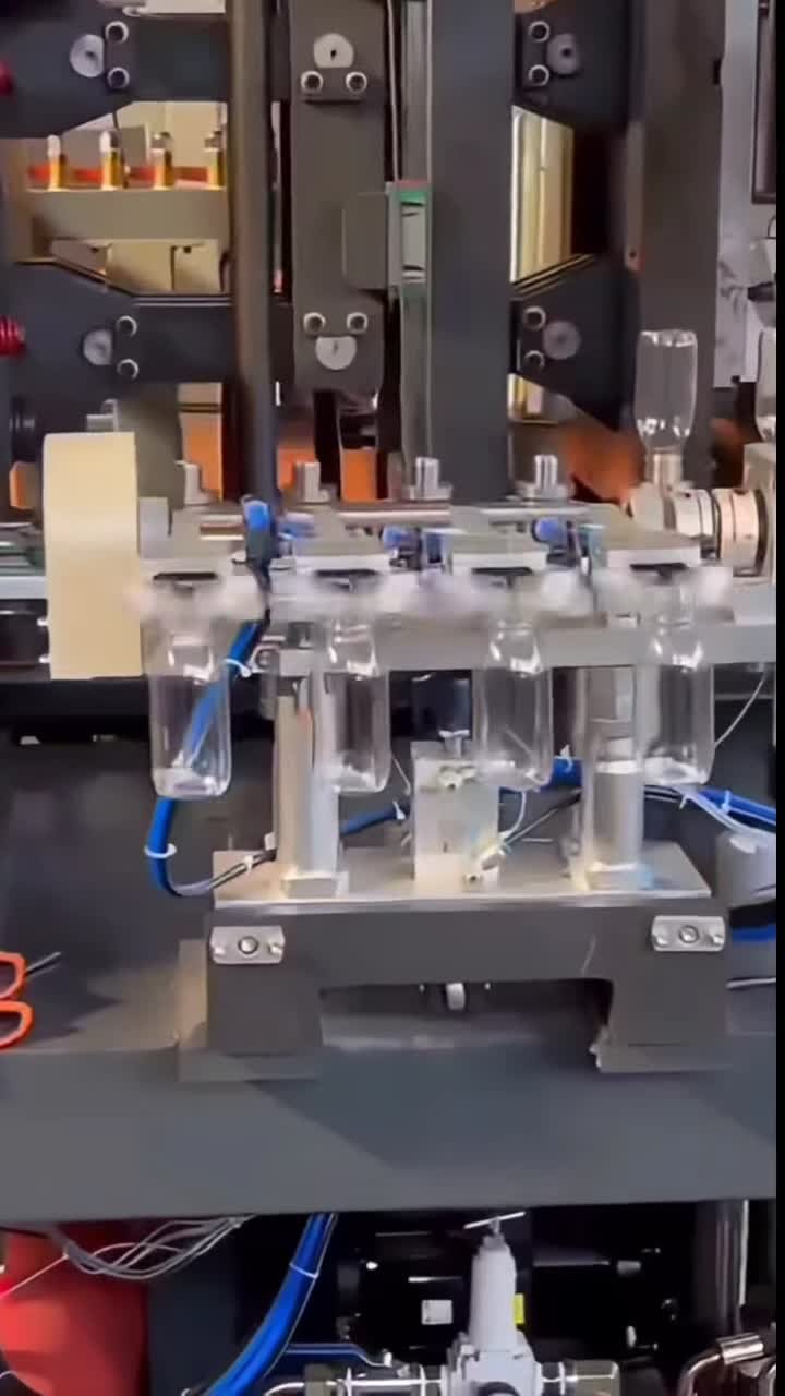 PET cosmetic bottle blow molding machine 4 cavity preform neck holder top view Sailwin precision