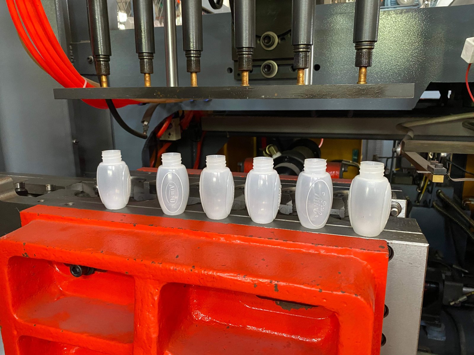 SW-2S1L small extrusion blow molding machine — 0.5L single die model