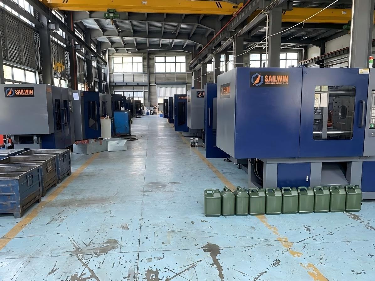 SW-2S5L extrusion blow molding machine — 5L jerrycan model