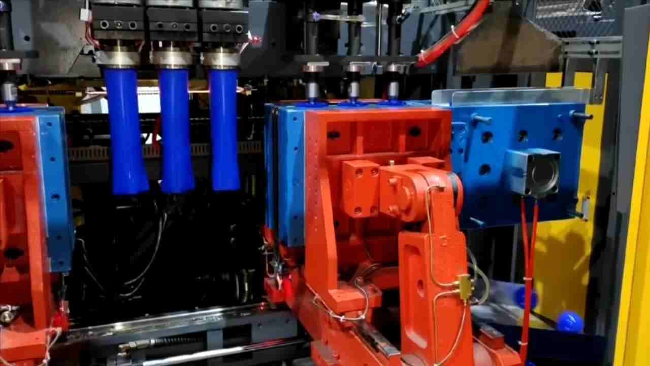 Tie-bar clamping mechanism of SW small extrusion blow molding machine — center hydraulic lock