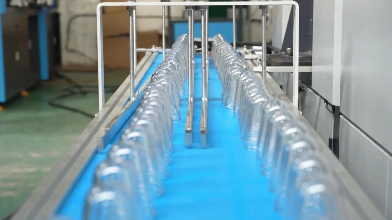 wide mouth jar PET blow molding machine output blue conveyor belt mass production Sailwin