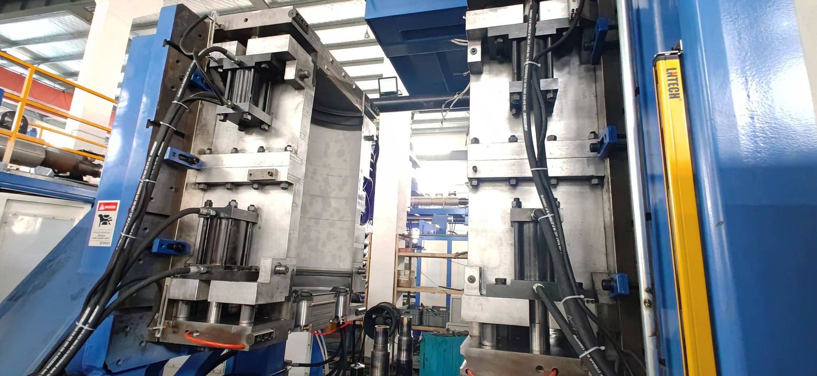 Heavy duty hydraulic clamping unit and wide mold platen daylight area in accumulator head blow molding machine — Sailwin