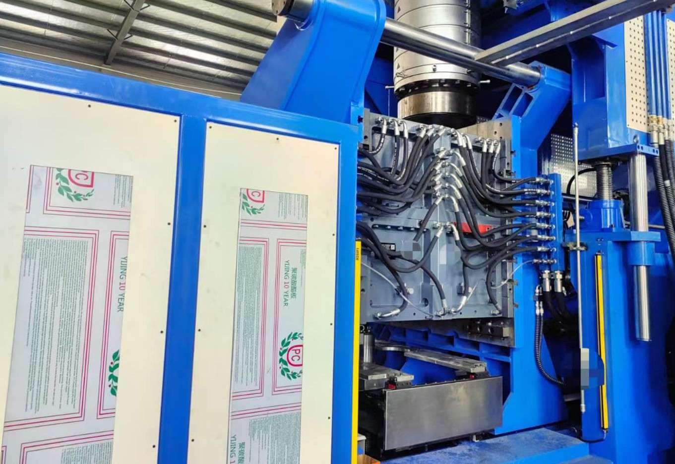Robust mold clamping platen with high pressure hydraulic cylinders and reinforced piping manifold on large blow molding machine — Sailwin