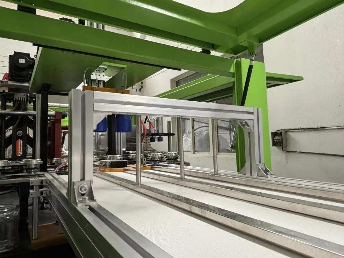 Bottle Outfeed Conveyor Interface Stainless steel bottle outfeed conveyor guide rail interface for PET stretch blow molding production line — Sailwin